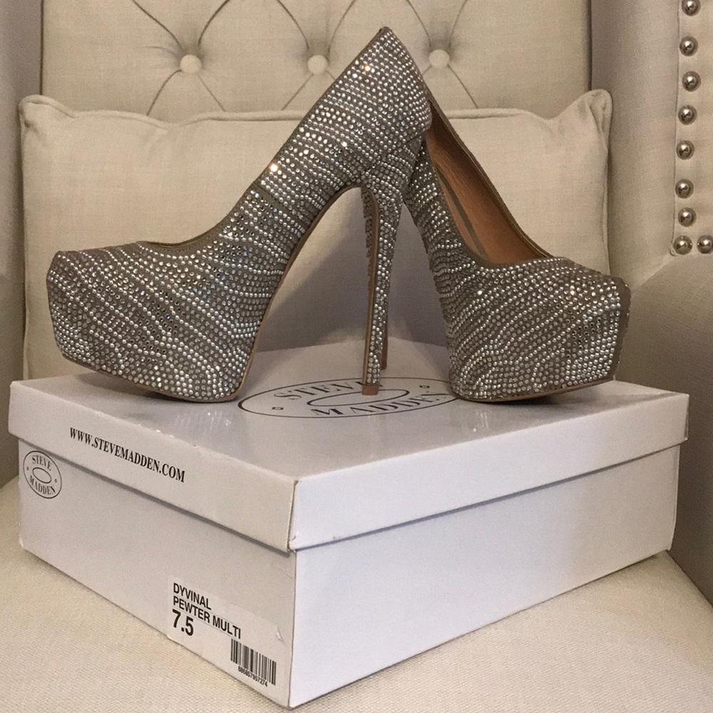 Pumps that will add bling to your wardrobe!😍✨